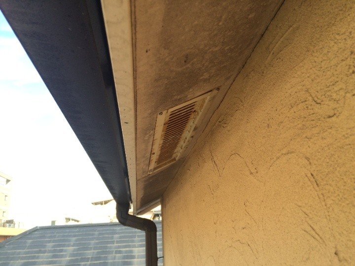 軒天に設置されている換気口には錆が発生