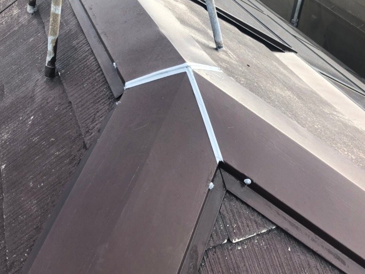 棟板金の繋ぎ目にシーリング処理