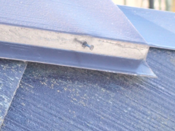 棟板金の釘が緩んでいる状態