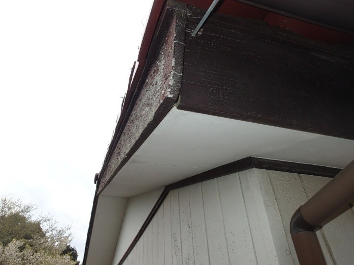 破風板の劣化が進んでいる状態