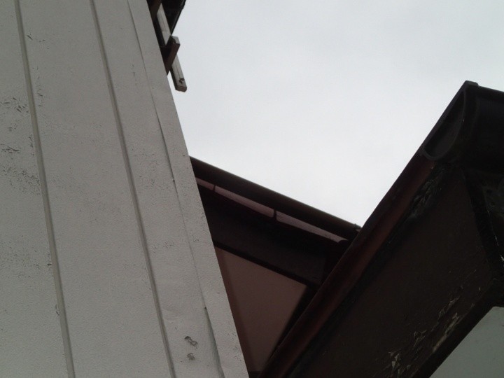 一部では塗膜が外壁から剥がれ始めている外壁