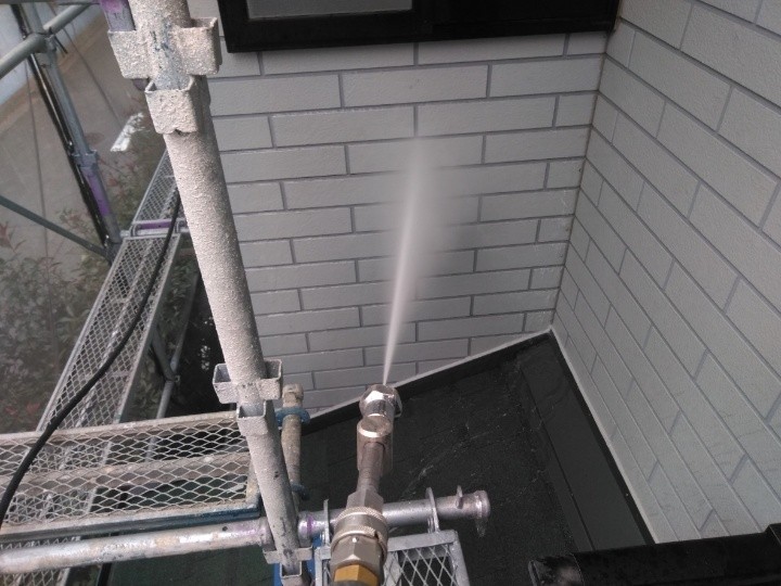 タイル壁への高圧洗浄