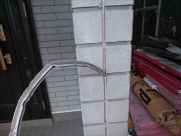 既存のコーキングを撤去