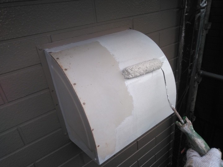 軒下換気口の「下塗り」作業