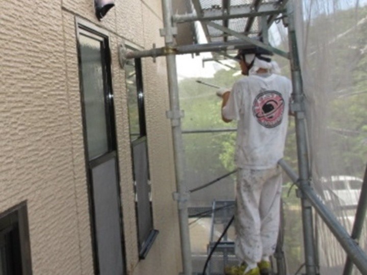 外壁を高圧洗浄