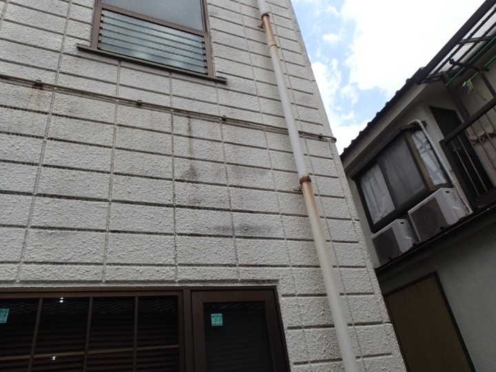 シーリングに劣化が見られ目地に沿ってひび割れが生じている外壁