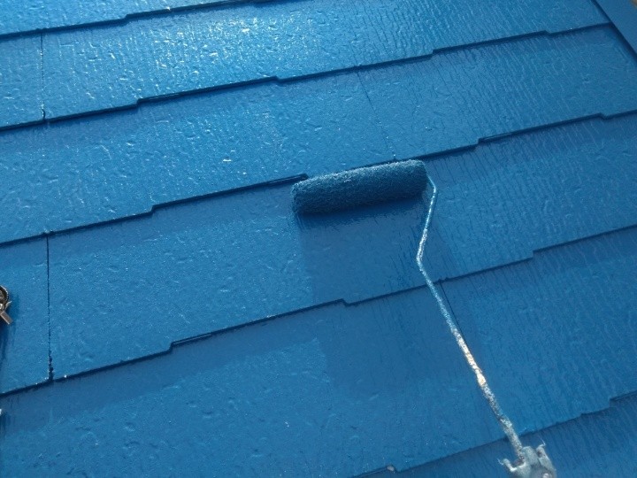 屋根にスーパーセランマイルドIR（IR-39）を使用した上塗り作業