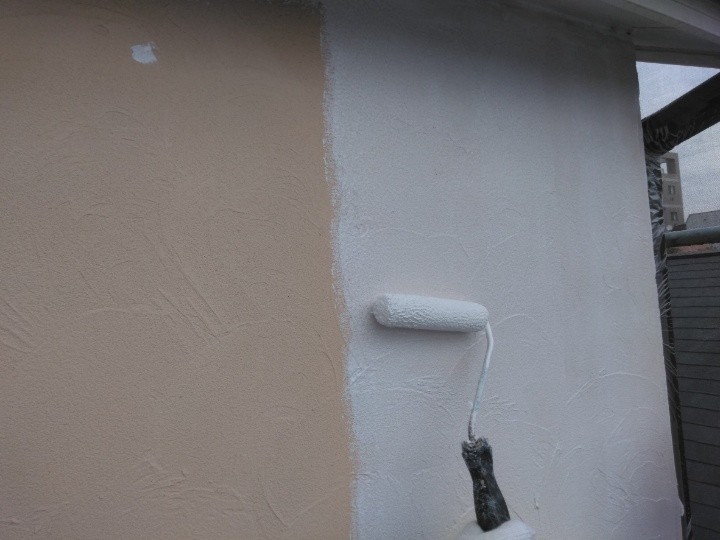 外壁の「下塗り」作業