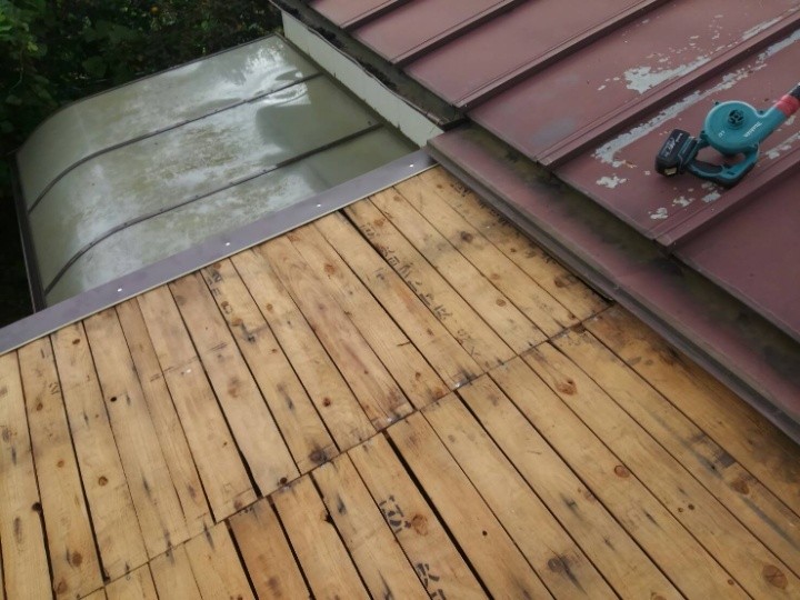 飛散した野地板を補修