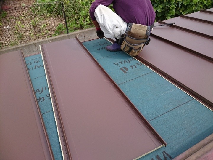 屋根材「スタンビー」を設置