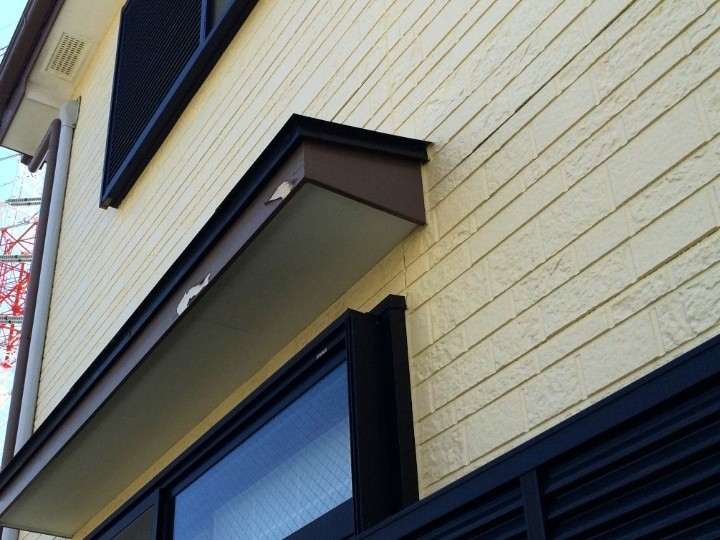 霧除けの破風に塗られた塗膜が剥がれた状態