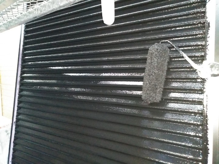 塗装材「ファインSi」のブラックを使用した塗装風景