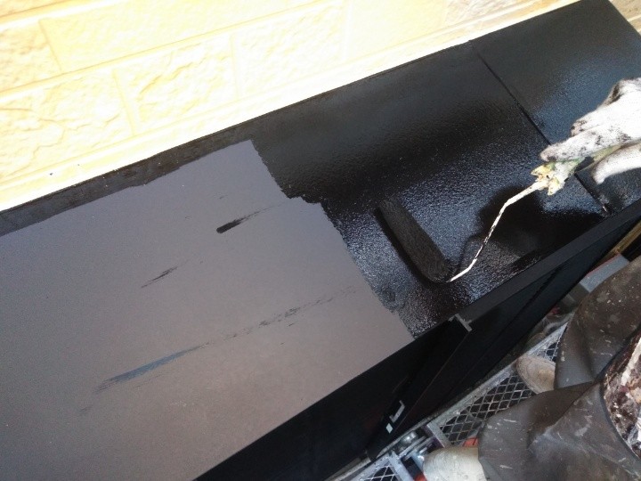 付帯部分（金属箇所）に塗装工事する作業風景