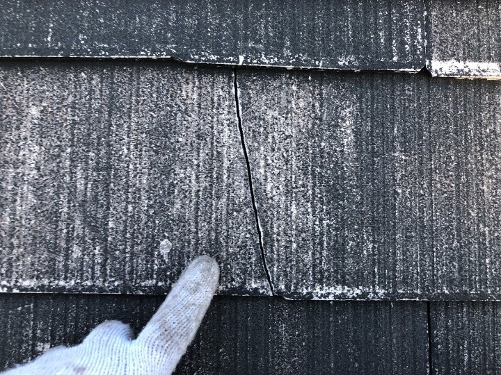 屋根のひび割れを補修