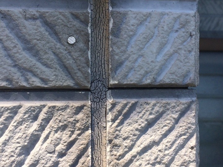 コーキング材にシワが目立つ状態