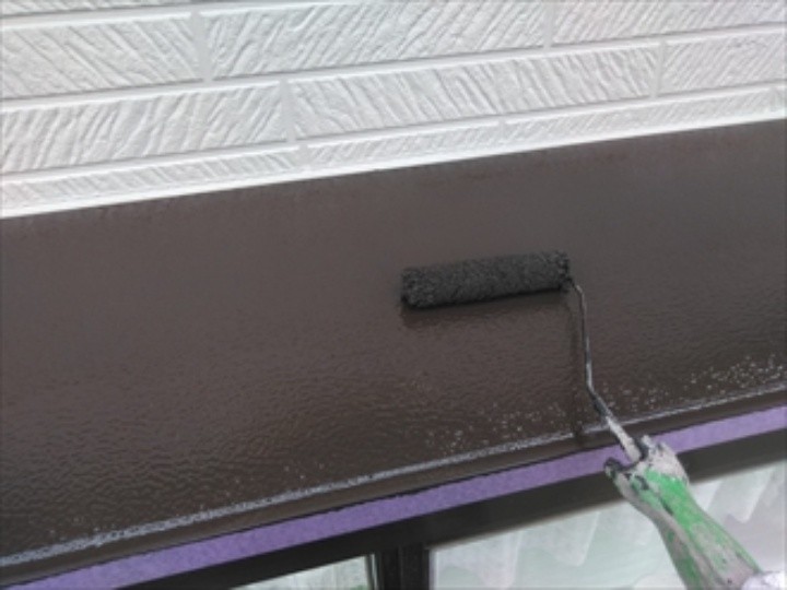 付帯部に塗装工事する作業風景