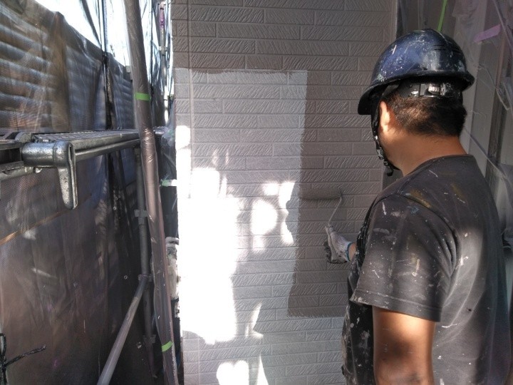 外壁の「中塗」作業