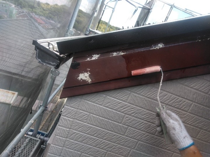 破風板の塗装作業の風景