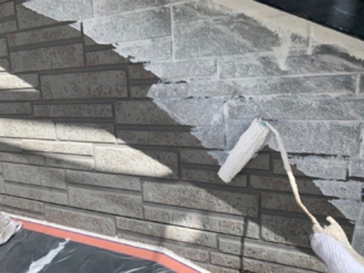 下塗りにサーモアイシーラーを塗布する作業工程