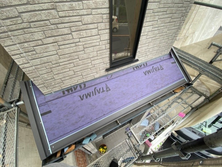 防水紙を敷設する作業工程