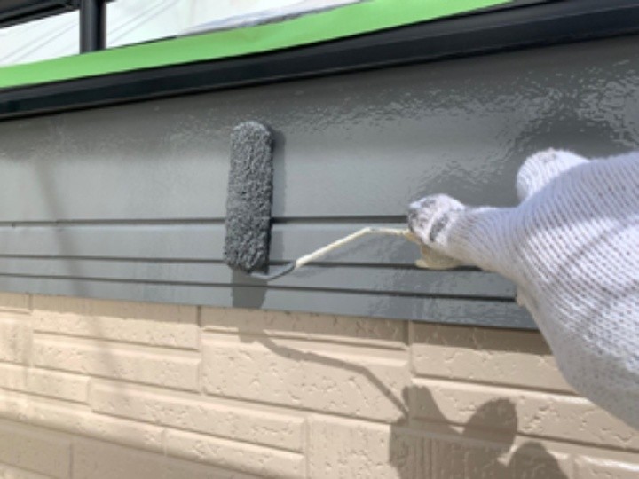 付帯部への塗装作業する風景