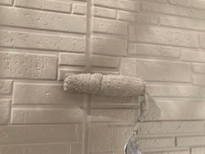 サーモアイウォールSiで上塗りする施工風景