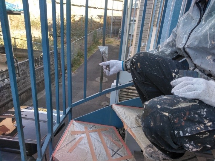 手摺にケレン作業