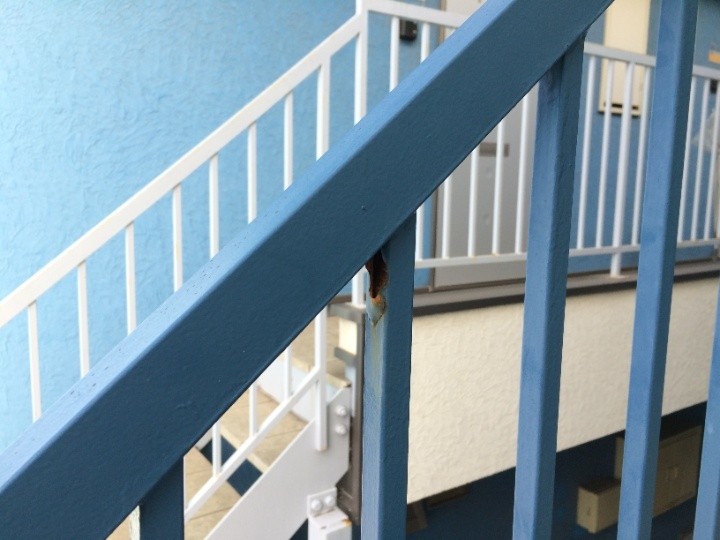 錆が見られる鉄骨階段の手摺り