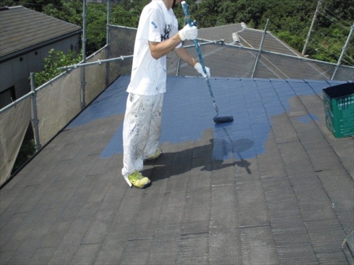 屋根の「中塗り」作業