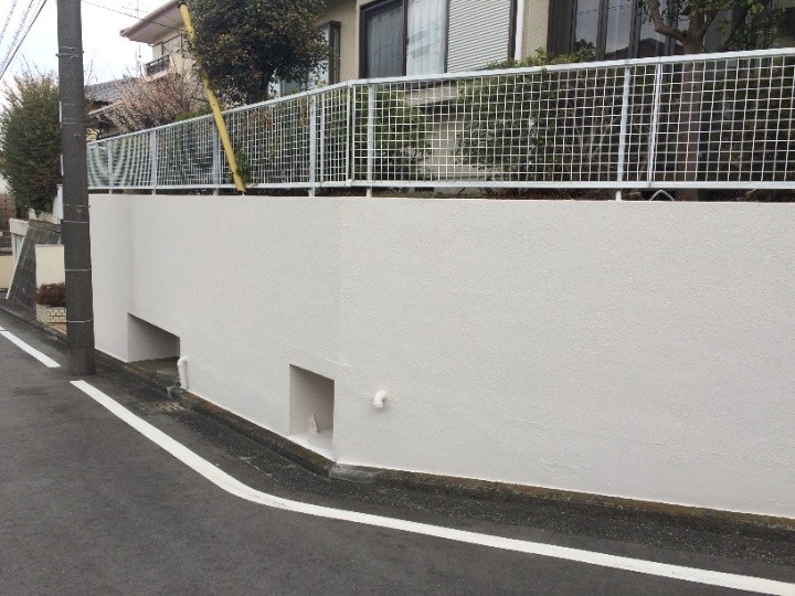 塀と擁壁の塗装が完了した状態