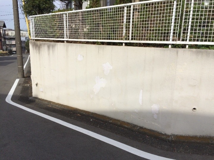 天端付近からは黒い染みが垂れたような模様が広がり経年による汚れが確認できる状態