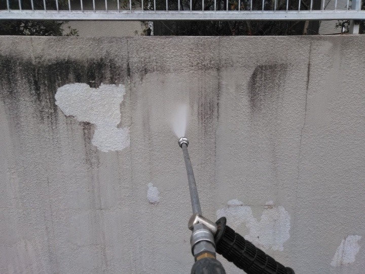 脆弱な塗膜を落して洗浄作業