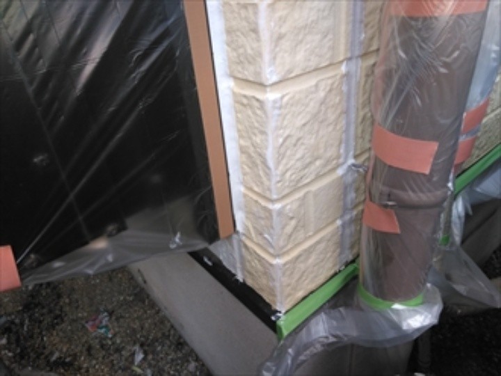 サッシ周りにコーキング処理