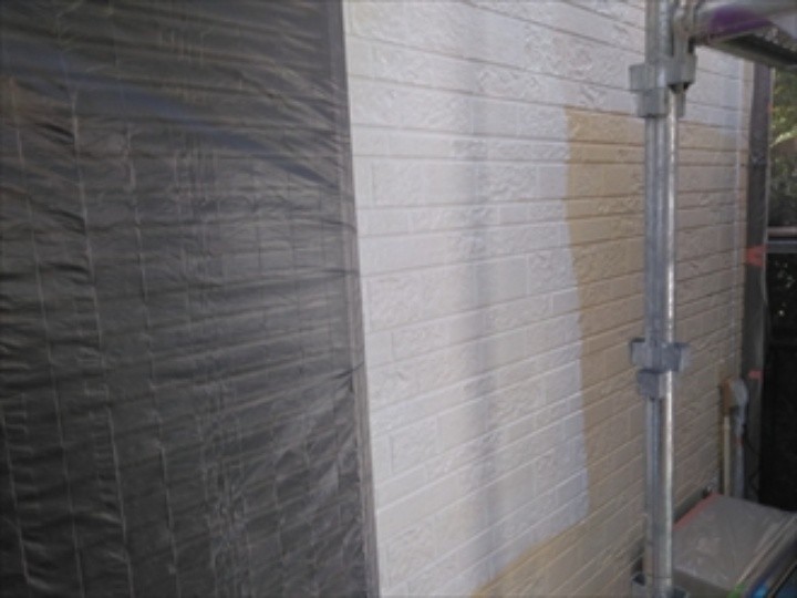 外壁に「下塗り」作業する工程