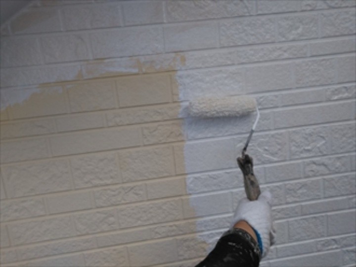 外壁の「下塗り」作業