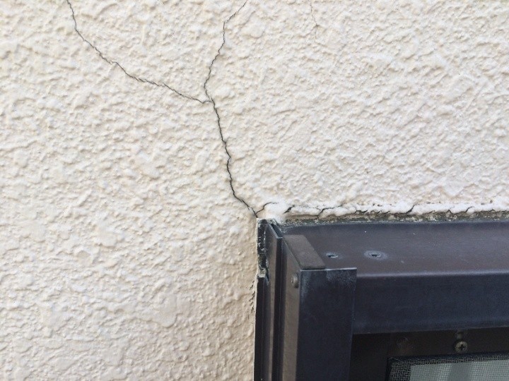 サッシ周りの亀裂箇所