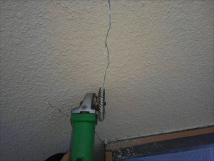 サンダーを亀裂に使用して溝を作成