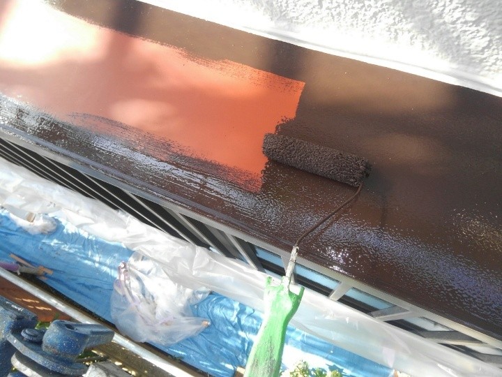 ファインSiで塗装する作業風景