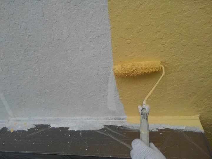 外壁の「中塗り」作業