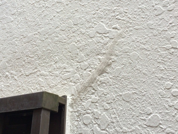 外壁塗装の亀裂（ひび割れ）補修箇所