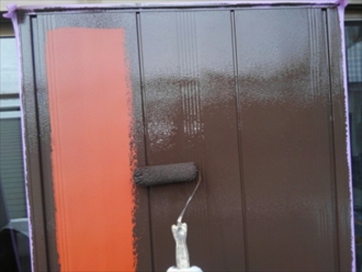 付帯部の塗装工事する作業風景