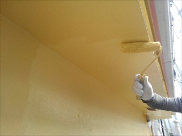 エラストコートを用いた外壁の「上塗り」作業