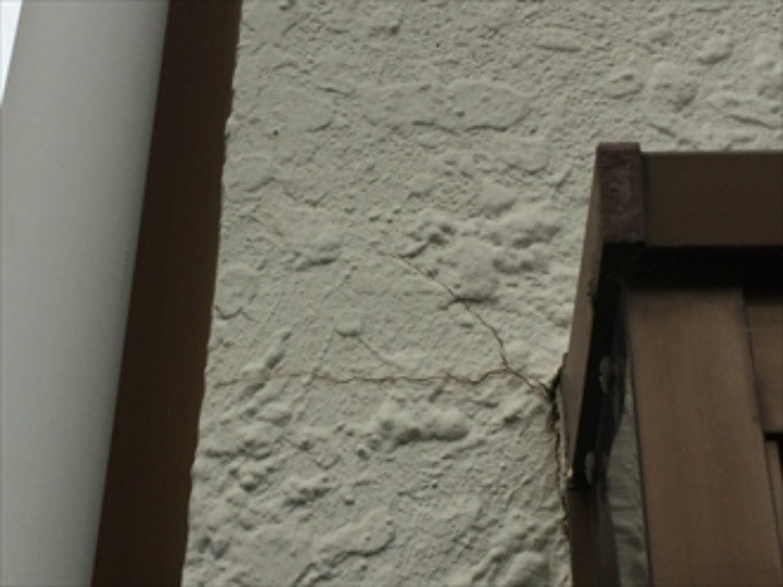 サッシ四隅付近から発生した亀裂