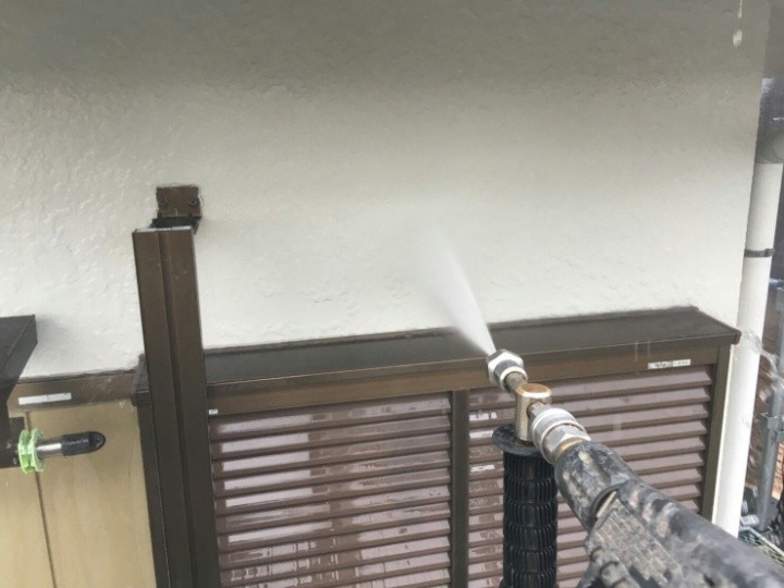 高圧洗浄する作業風景