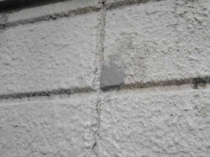 クラック（ひび割れ）の補修作業