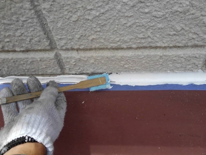 シーリングを充填した後にヘラで丁寧に均して表面を整える作業