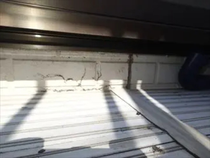 室内のサッシ周辺に雨水の侵入が見られた状態