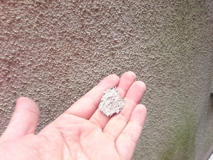軽微なクラックが発生したモルタル外壁