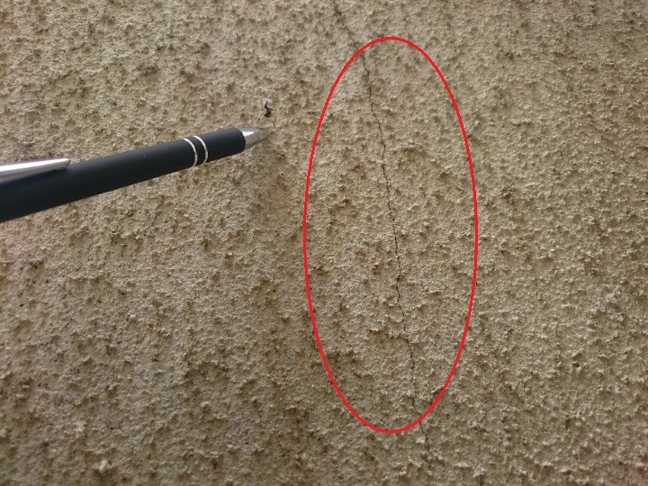 クラックが発生したモルタル外壁