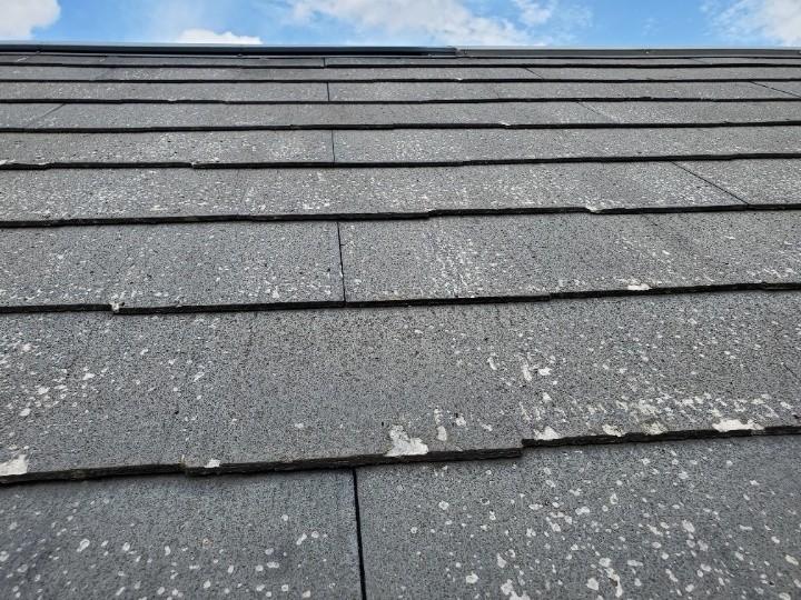 経年劣化により層が重なったように剥がれていく現象